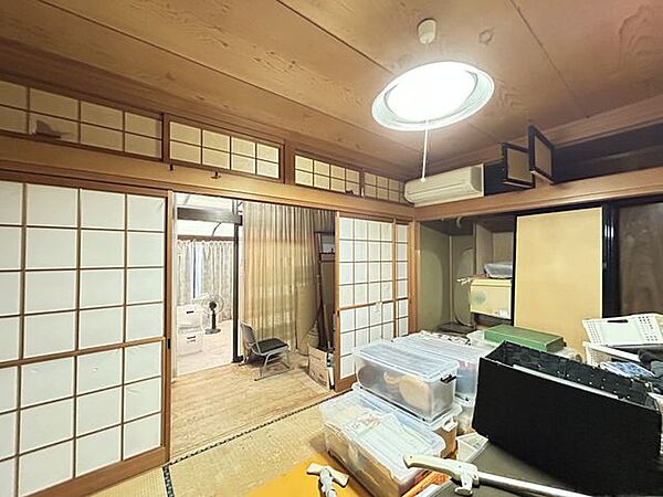 【1階和室】約6帖。サンルームへつながる和室で、洗濯やくつろぎに使い分けができる空間です。