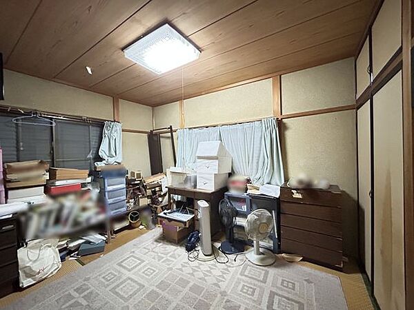 【2階和室】約6帖。収納があり荷物の整理に使いやすく、居室としても用途を分けやすい和室です。