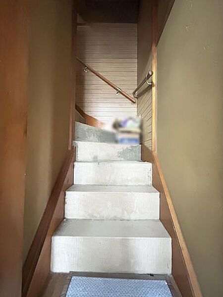【階段】手すり付きで昇り降りを支え、2階への移動がしやすい階段です。