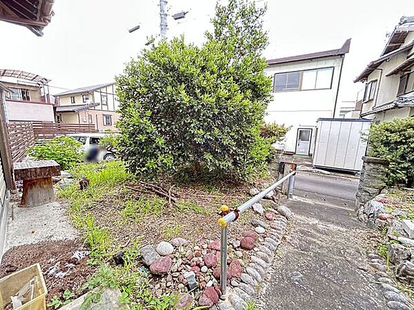 【庭】樹木や石があり四季の変化を感じられる、外で過ごす時間にも使えるお庭です。