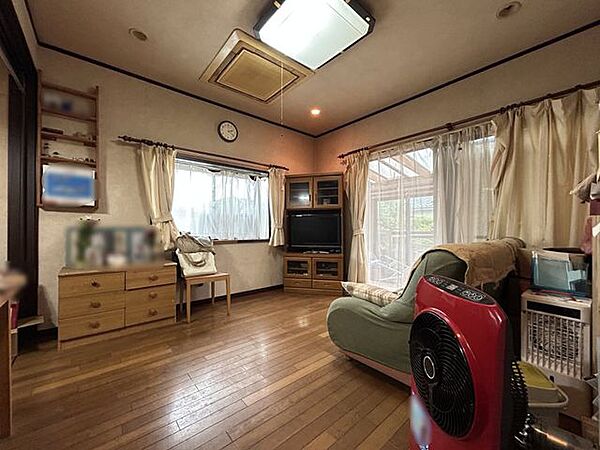 【リビング】2面採光で明るく優しい光の空間です。家族が自然と集まる、心地よいリビングです。