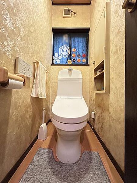 【1階トイレ】トイレ内に収納を備え、すっきり使える空間でございます。