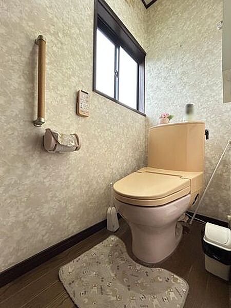 【2階トイレ】上下階にトイレがあり、忙しい朝にも配慮された間取りでございます。