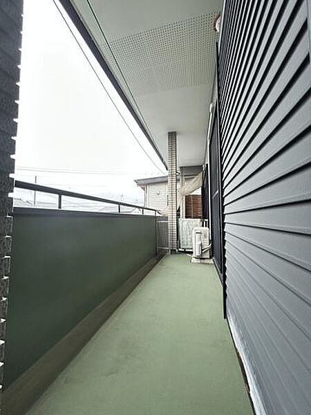 【バルコニー】屋根付きで、雨の日でも安心して使えるバルコニーでございます。