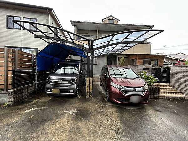 【駐車場】カーポート付き、駐車2台可能でございます。