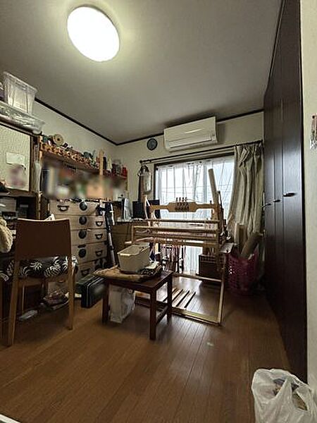 【2階洋室3】約6帖。収納スペースがあり、整理整頓しやすい洋室でございます。