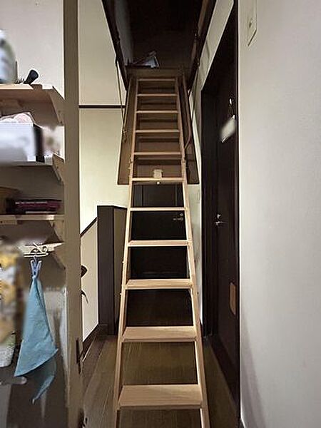 【屋根裏階段】屋根裏収納へスムーズに上がれる階段付きでございます