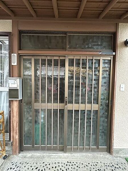 【玄関】屋根付きの玄関アプローチで、雨の日の出入りも安心です。