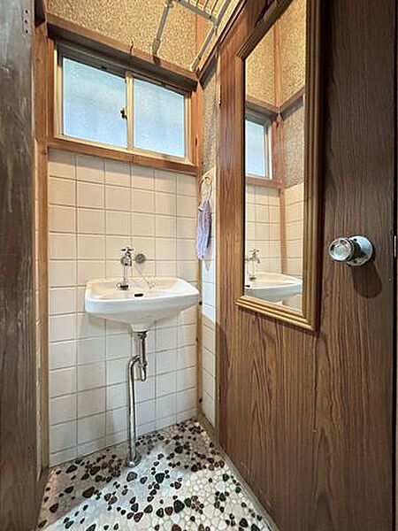 【洗面】トイレ近くに手洗いスペースを設置。来客時にも便利です。