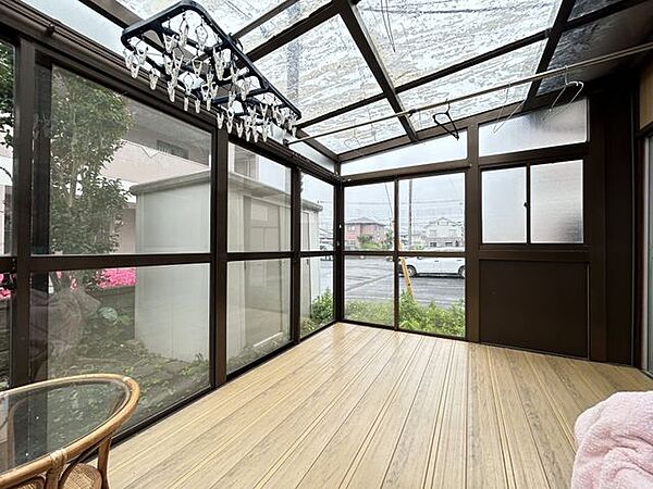 【サンルーム】天候を気にせず洗濯物を干せる南向きのサンルーム。