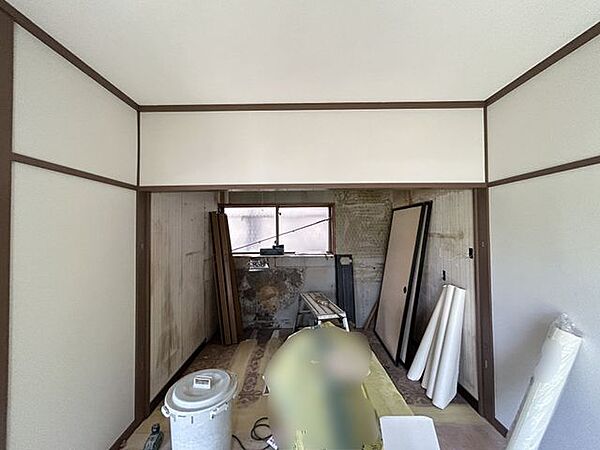 【キッチン】窓があり明るく、作業がしやすい使い勝手の良いキッチンスペースです。