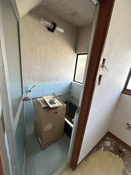 【浴室】窓から光が入るため、明るく気持ちよく使える浴室です。