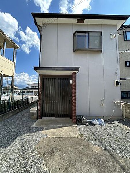 【外観】北東側から見た外観。敷地173.93平米（52.61坪）、建物82.80平米（25.04坪）です。