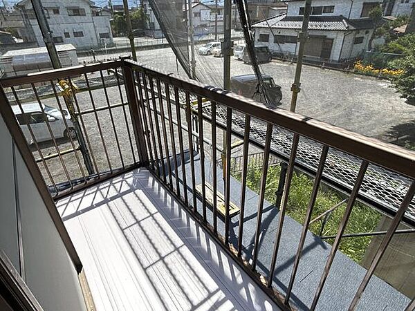 【バルコニー】洗濯物を気持ちよく干せる、使い勝手の良いバルコニーです。