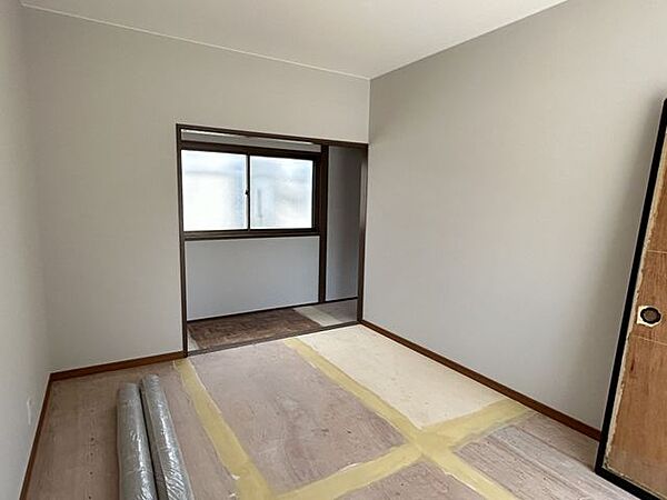 【2階洋室2】約6帖。落ち着いた雰囲気で、ゆったりくつろげる洋室です。