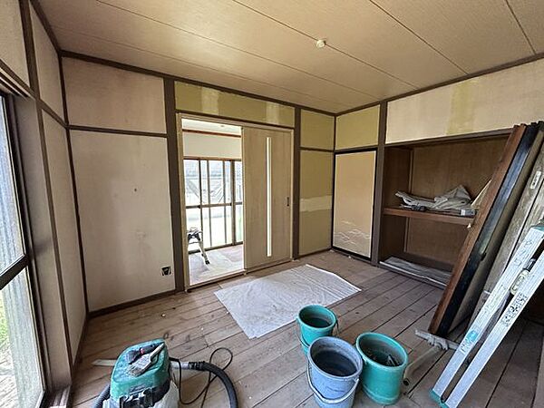 【1階和室】約6帖。収納が備わっており、生活空間を有効活用できる洋室です。