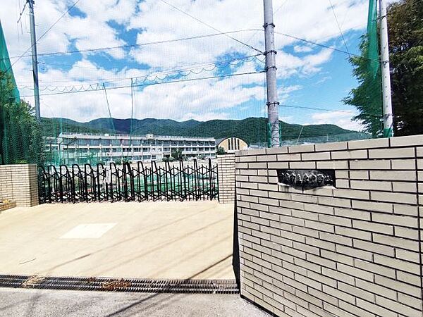 徒歩16分。甲府市立東中学校 1240m