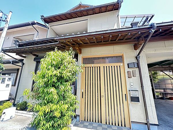 【玄関外観】格子戸と植栽が迎えてくれます。和の趣を感じる玄関です。