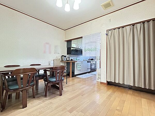 【リビング】ゆとりある広さです。食事やくつろぎの時間を過ごせます。