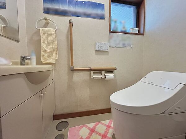 【1階トイレ】【2階洗面台】2階にも洗面台があります。朝の身支度や手洗いに便利です。