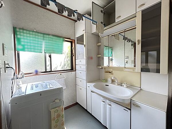 【1階洗面所】三面鏡付きです。毎日の身支度を快適に行えます。自然換気がしやすく明るさを感じられる空間です。
