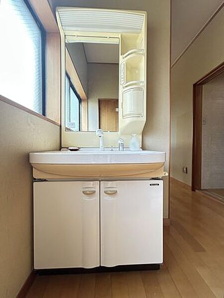 【2階洗面台】2階にも洗面台があります。朝の身支度や手洗いに便利です。