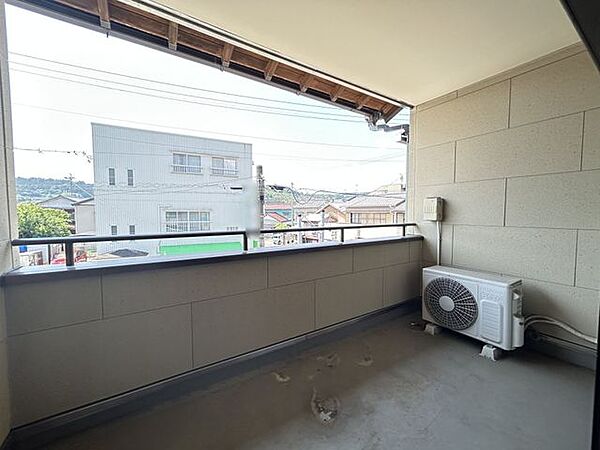【バルコニー】屋根があり、洗濯物干しにも使いやすい空間です。居室から出入りできます。暮らしに役立つ空間です。