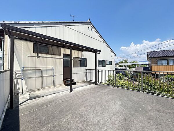 【ルーフバルコニー】ランドリーバー付きです。家事に役立つ空間です。ゆとりある広さです。テーブルや椅子を置いて過ごせます。