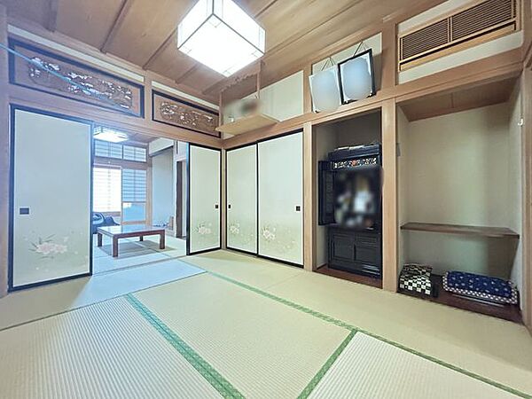 【和室2】約6帖。続き間の和室です。床の間があります。襖を開けて広々と使うこともできます。