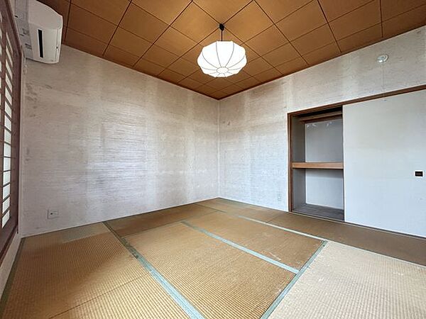 【和室3】約8帖。押入付きです。お部屋を広く使いやすい和室です。