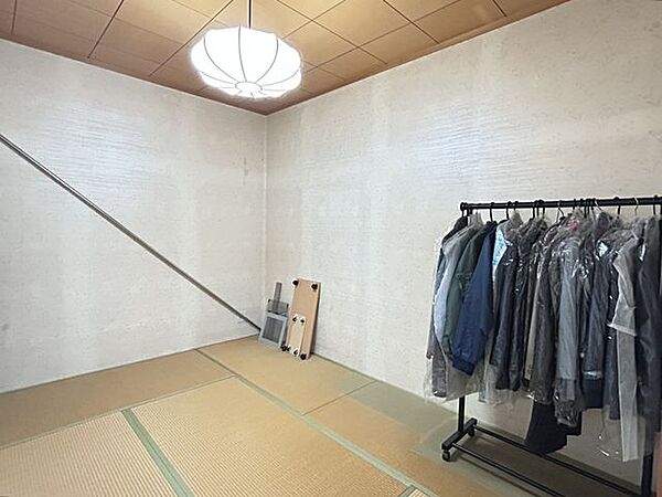 【和室4】約6帖。押入があります。寝室や趣味の部屋にも使える和室です。