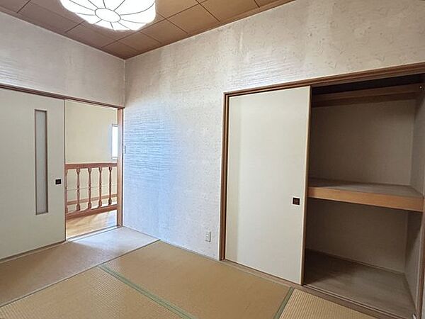 【和室4】約6帖。押入があります。ゆったり過ごせる和室です。