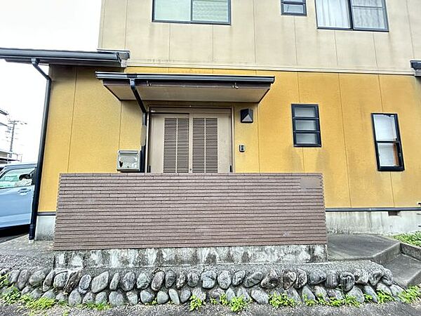 【玄関】屋根付きの玄関で雨の日も出入りしやすく、使い勝手の良い空間です。