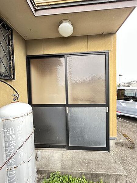 【物置】屋外物置があり、季節用品やアウトドア用品の収納に便利です。