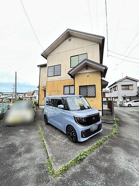 【外観】駐車スペースがあり、お車をお持ちの方にも使いやすい住まいです。