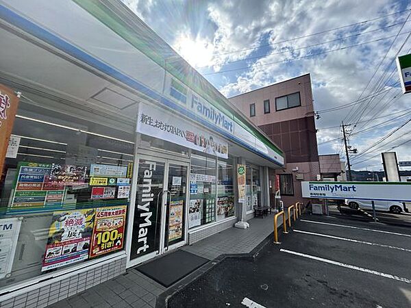 徒歩6分。ファミリーマート金谷東町店 460m