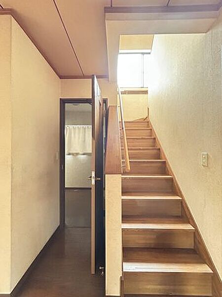 【階段】手すり付きで昇り降りしやすく、採光があり明るい階段スペースです。