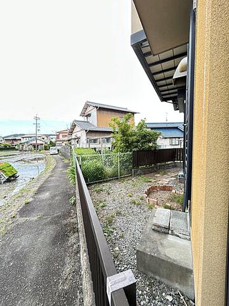 【庭】フェンスに囲まれた庭があり、ガーデニングや家庭菜園を楽しめます。