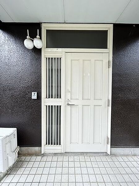 【玄関外観】採光窓付きの玄関ドアで、明るさを感じながら出入りできます。