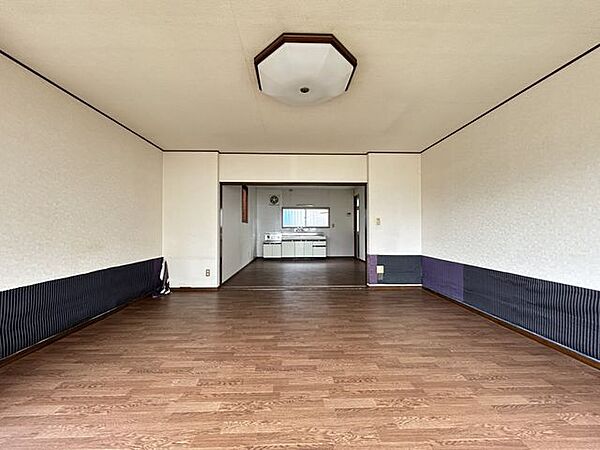 【リビング】約12.5帖のリビングには大きな窓があり、ソファや家具を置いてもゆとりのある空間です。広々ゆったりお過ごしいただけます。