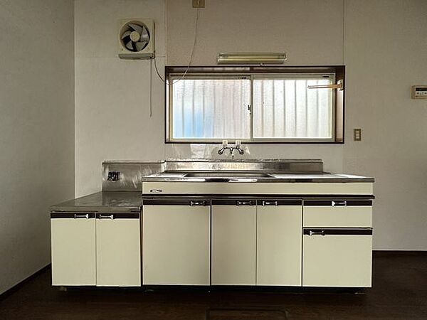 【キッチン】窓付きのため採光と換気ができ、心地よく使える空間です。