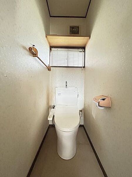 【トイレ】窓付きのため換気しやすく、気持ちよく使える空間です。