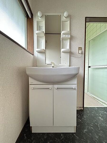 【洗面台】収納付き洗面化粧台が備わった使いやすいスペースです。