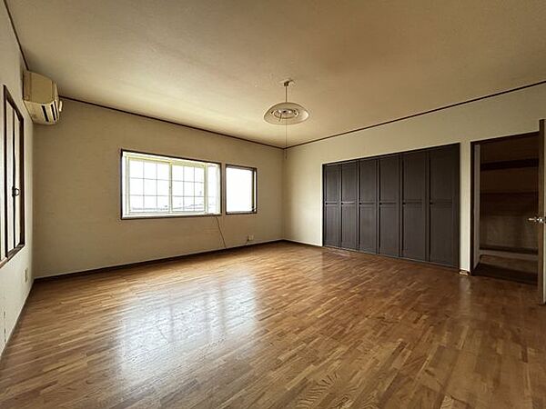 【2階洋室】約12.5帖。収納付きで居住空間を広く使いやすい洋室です。