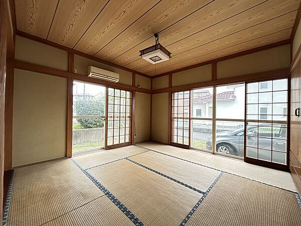 【1階和室1】約8帖。2面採光で明るく、開放感のある和室です。