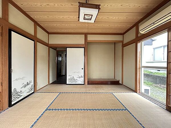 【1階和室1】約8帖。床の間があり、和の趣を感じられる空間です。