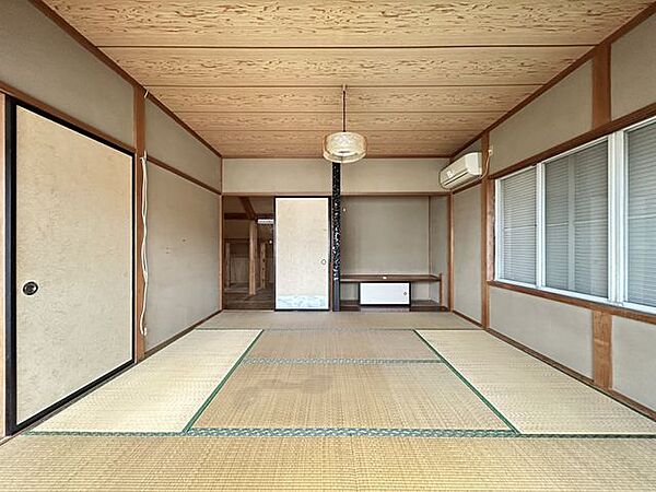 【2階和室2】約8帖。大きな窓から光が入り、明るさのある和室です。