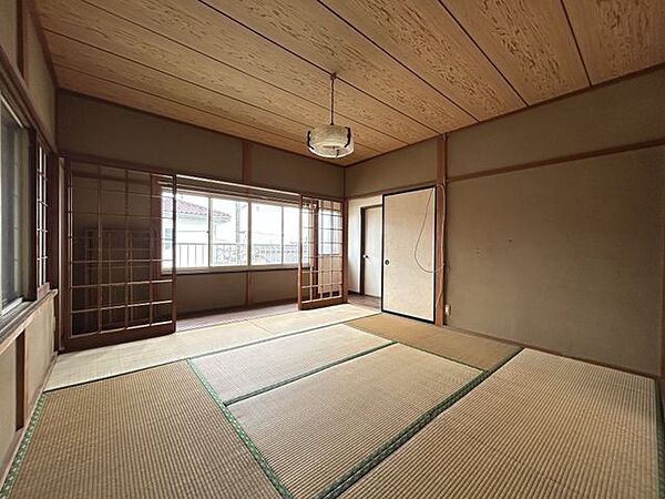 【2階和室2】約8帖。広縁とつながり、開放感を感じられる和室です。