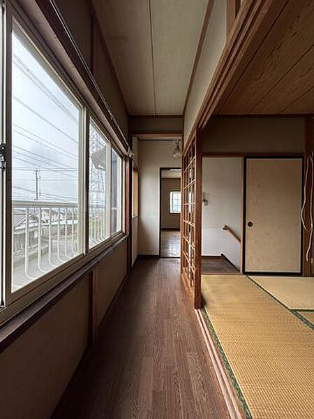 【2階縁側】大きな窓から光が入り、景色を楽しみながら過ごせる空間です。
