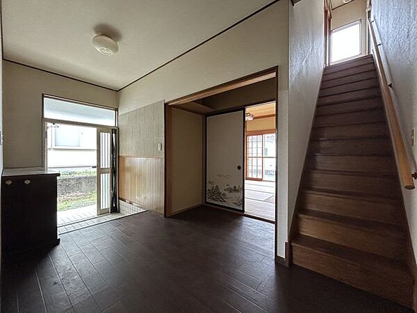 【階段】手すり付きの階段で、毎日の昇り降りもしやすい空間です。玄関ホールとつながる階段があり、開放感を感じられます。